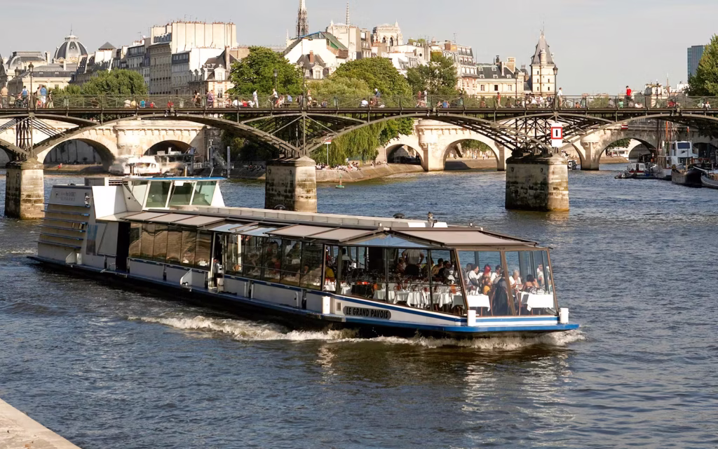 Seine River Lunch Cruise in Paris with Gourmet Brasserie Menu