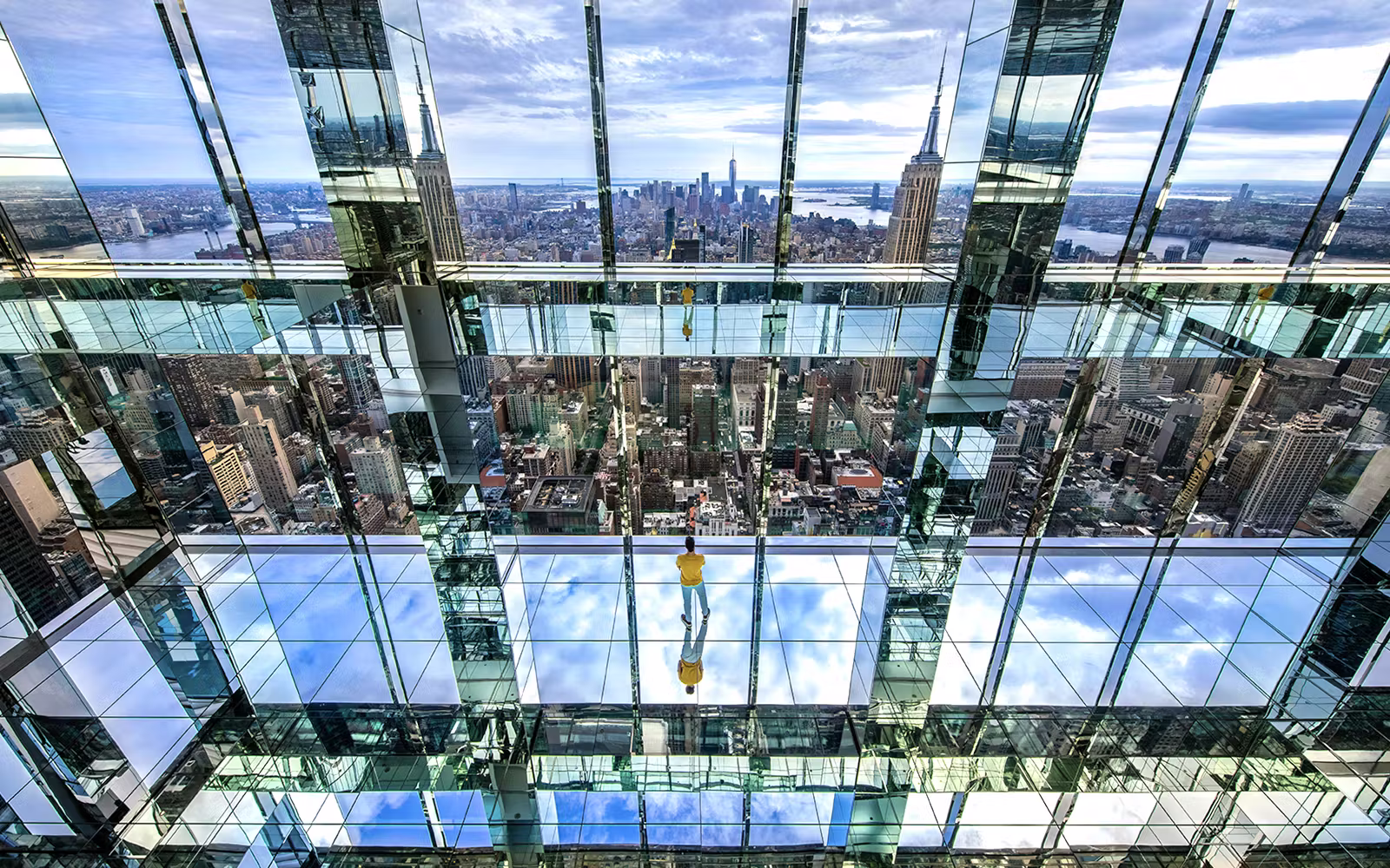 SUMMIT AIR by Kenzo Digital mirrored infinity room New York
